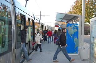 Descente du tramway à l'entrée de ville